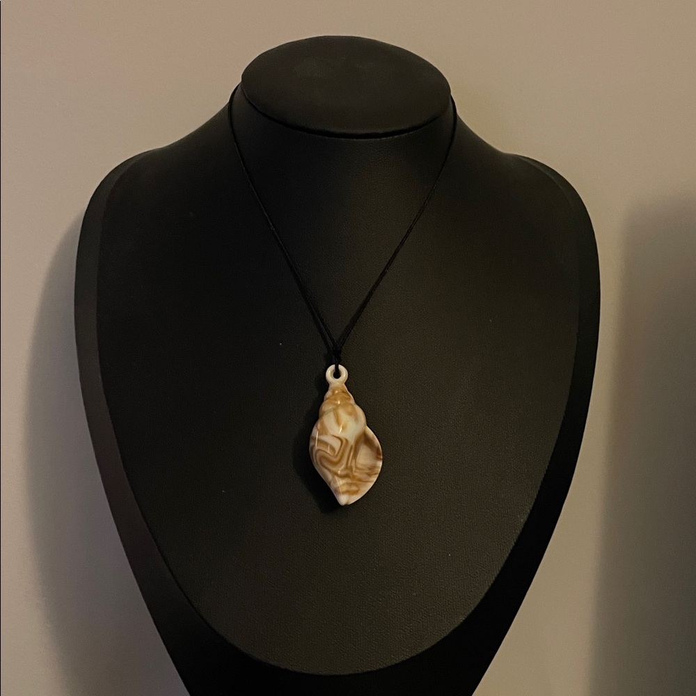 Artistic Gold and Cream Swirl Pendant Necklace